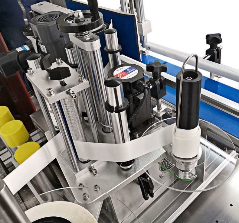 De lagere prijs en de warm verkoop Tafel automatische etikettering machine voor ronde fles