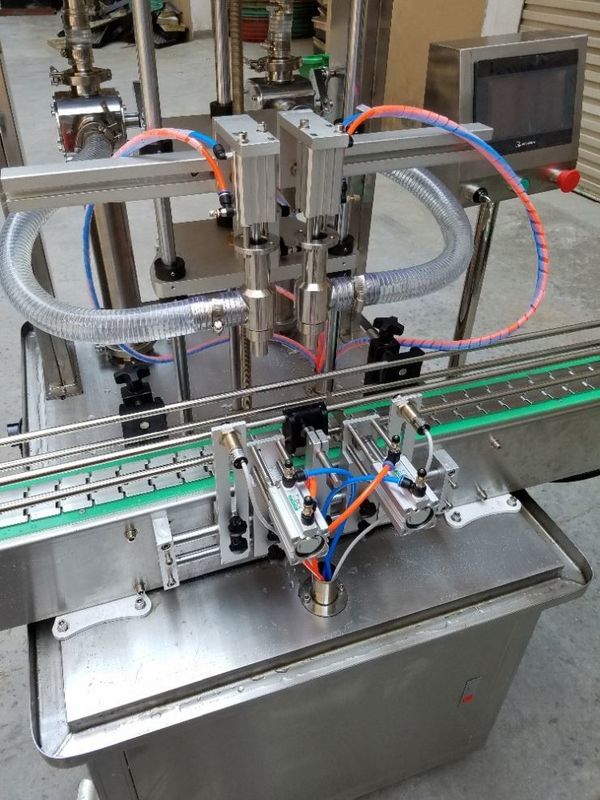 Automatische productiemachine Fles Vloeistofvullen Deksel Etiketteringslijn Roestvrij staal Olie vulmachine Lip olie melk