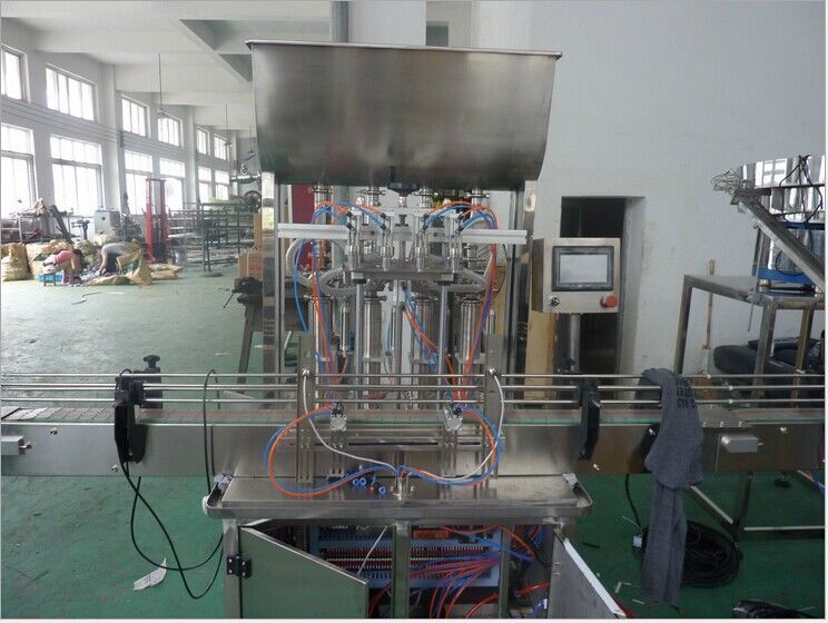 Automatische 4 koppen vloeistof vulmachine flessenlijn vulmachine voor productielijn
