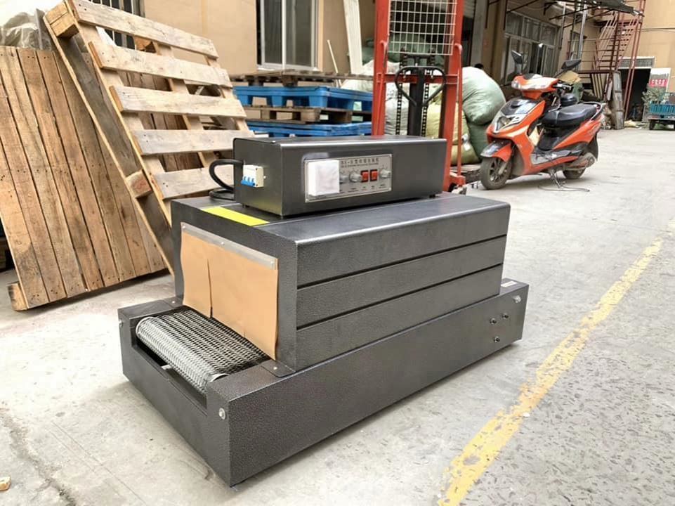 Warm verkoop Kleine plastic film warmtetunnel krimpen snijmachine verpakkingsmachine voor fles / doos Gemakkelijk te bedienen