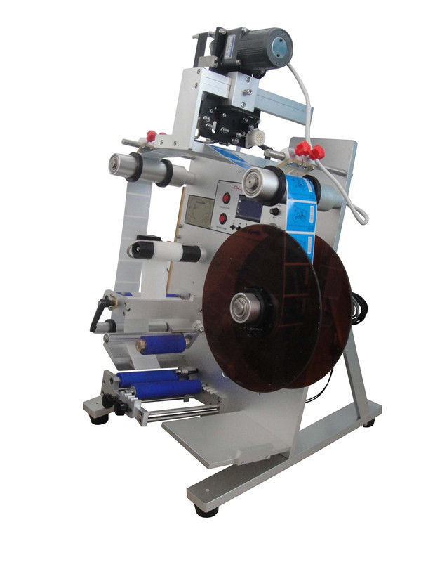 Automatische verticale inline stickeretiketteermachine met datumprinter voor rondom etikettering van flessen