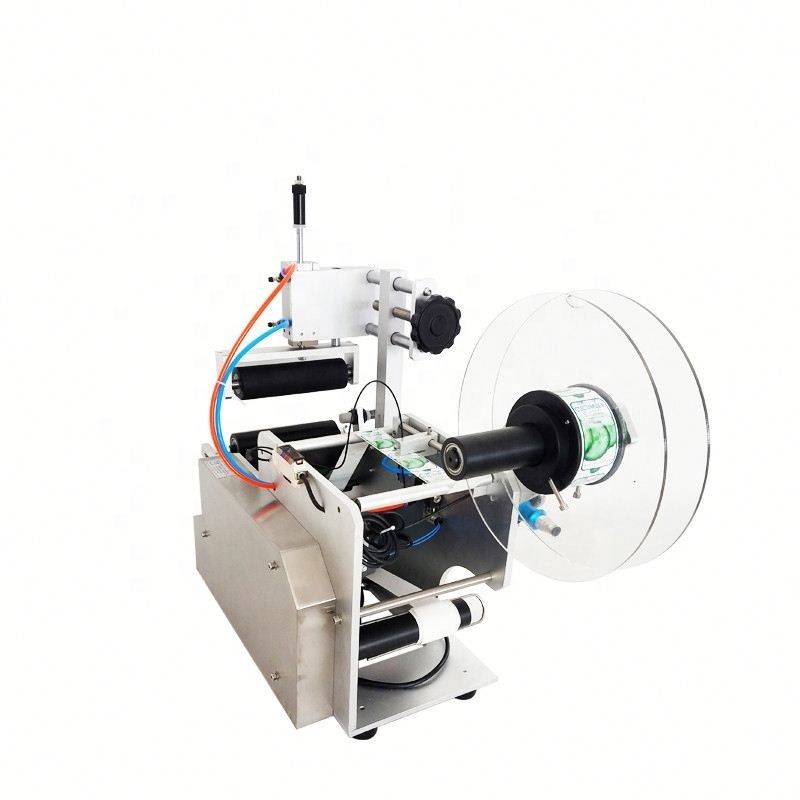 Hoge efficiëntie semi-automatische pneumatische etiketteringsmachine voor flessen gemakkelijk te bedienen houten karton motor lager PLC-ratkas