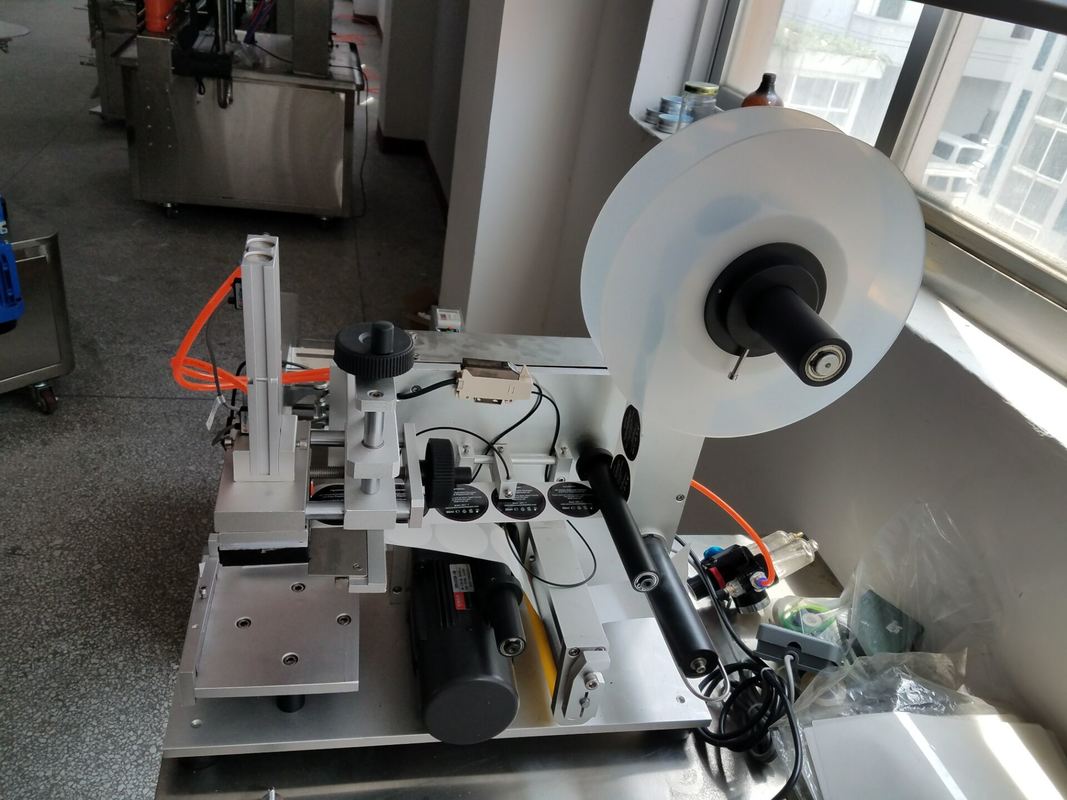 Professionele, op maat gemaakte etiketteermachine voor vlakke oppervlakken voor dozen/zakken/deksels/etiketten/vierkante flessen