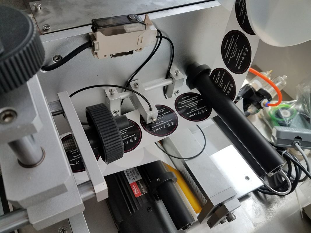 Professionele, op maat gemaakte etiketteermachine voor vlakke oppervlakken voor dozen/zakken/deksels/etiketten/vierkante flessen