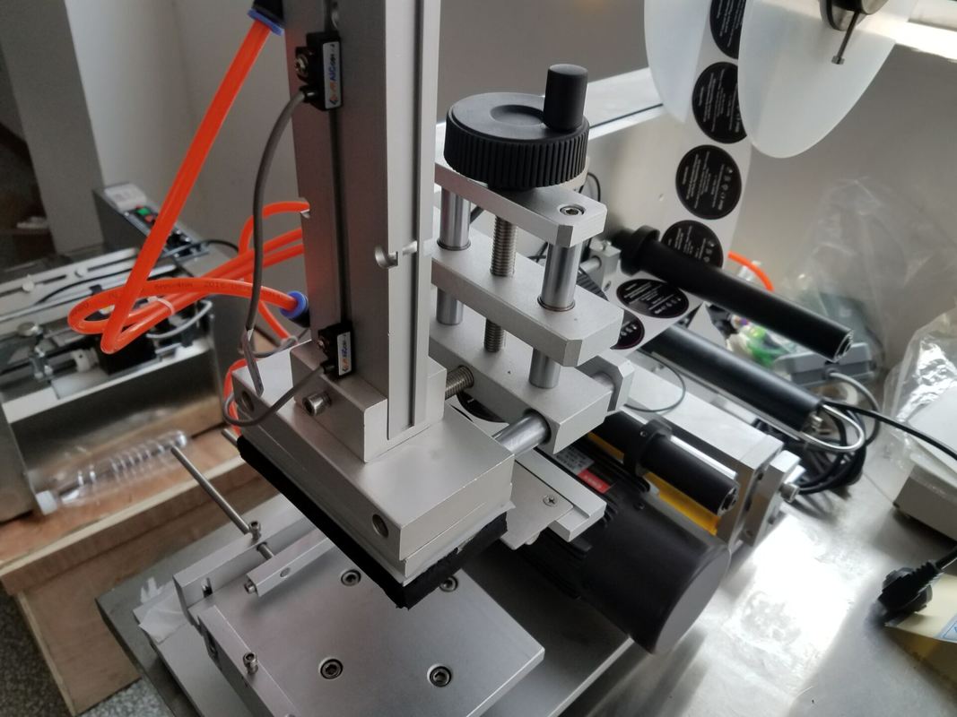 Hoge precisie top-side sticker etiketteermachine voor vlakke oppervlakken, vierkante flessen, fabrieksprijs