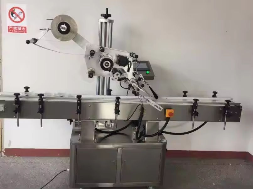 Zeer efficiënte semi-automatische vlakke etiketteermachine voor zakjes en dozen met warmtefoliestempelen, handmatige zaketiketteermachine