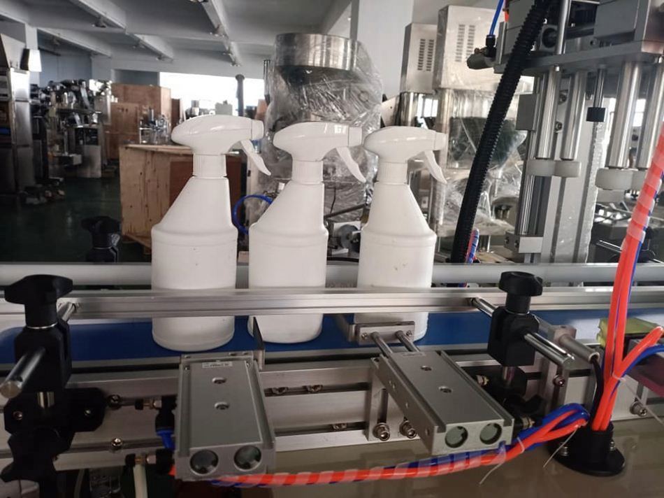 Fabrieksdirecte verkoop Nieuw ontwerp Pneumatisch tafelblad Automatisch Trigger Spray Capper Machine Plastic Bottle Jar Capping Machine