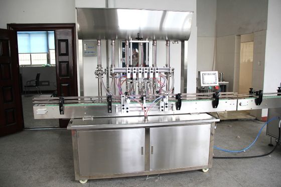 Lineaire automatische machine voor het vullen van flessen en het etiketteren van doppen