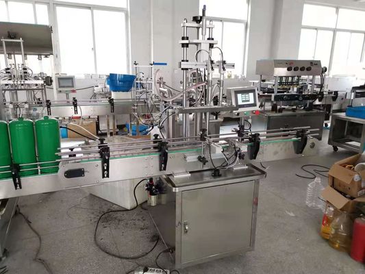 Vloeibare flessen met dop en automatische etikettering