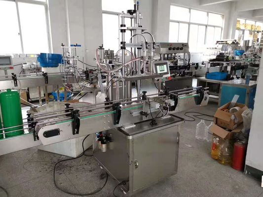 Automatische machine voor het vullen van flessen met spuitstof, dop en etikettering